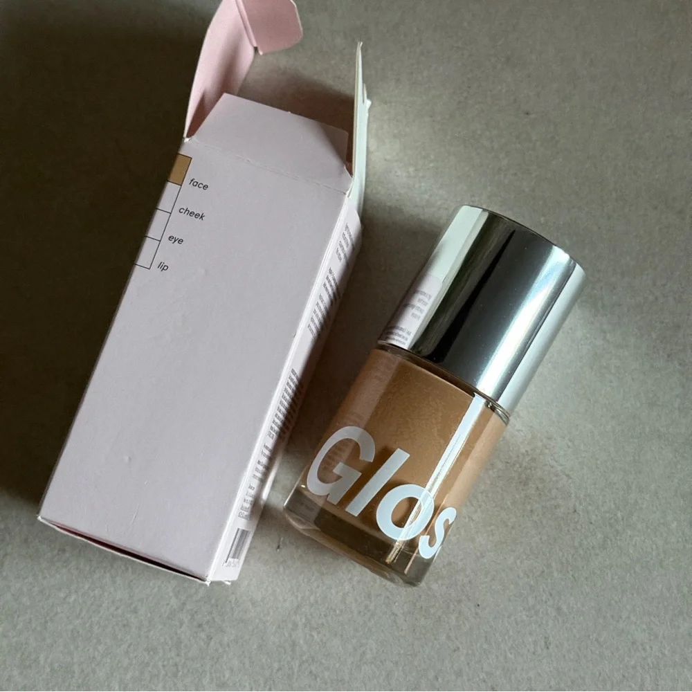 Glossier Stretch Fluid Foundation Medium 3 New in Box Clean Makeup